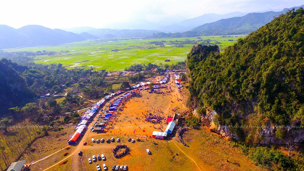 Lễ hội Hang Bua ở đất Quỳ Châu được tổ chức hàng năm đậm bản sắc dân tộc Thái, thu hút hàng ngàn bà con các dân tộc từ nhiều nơi về tham dự, ảnh Toàn cảnh hang bua nhìn từ flycam.